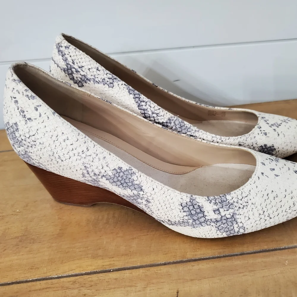 Cole haan snakeskin cream gray wedge heel shoes